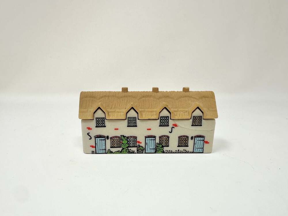 BRIAR HOUSE Row of Cottages Thatched Roof 1982 Vtg Whimsey on Why Wade England